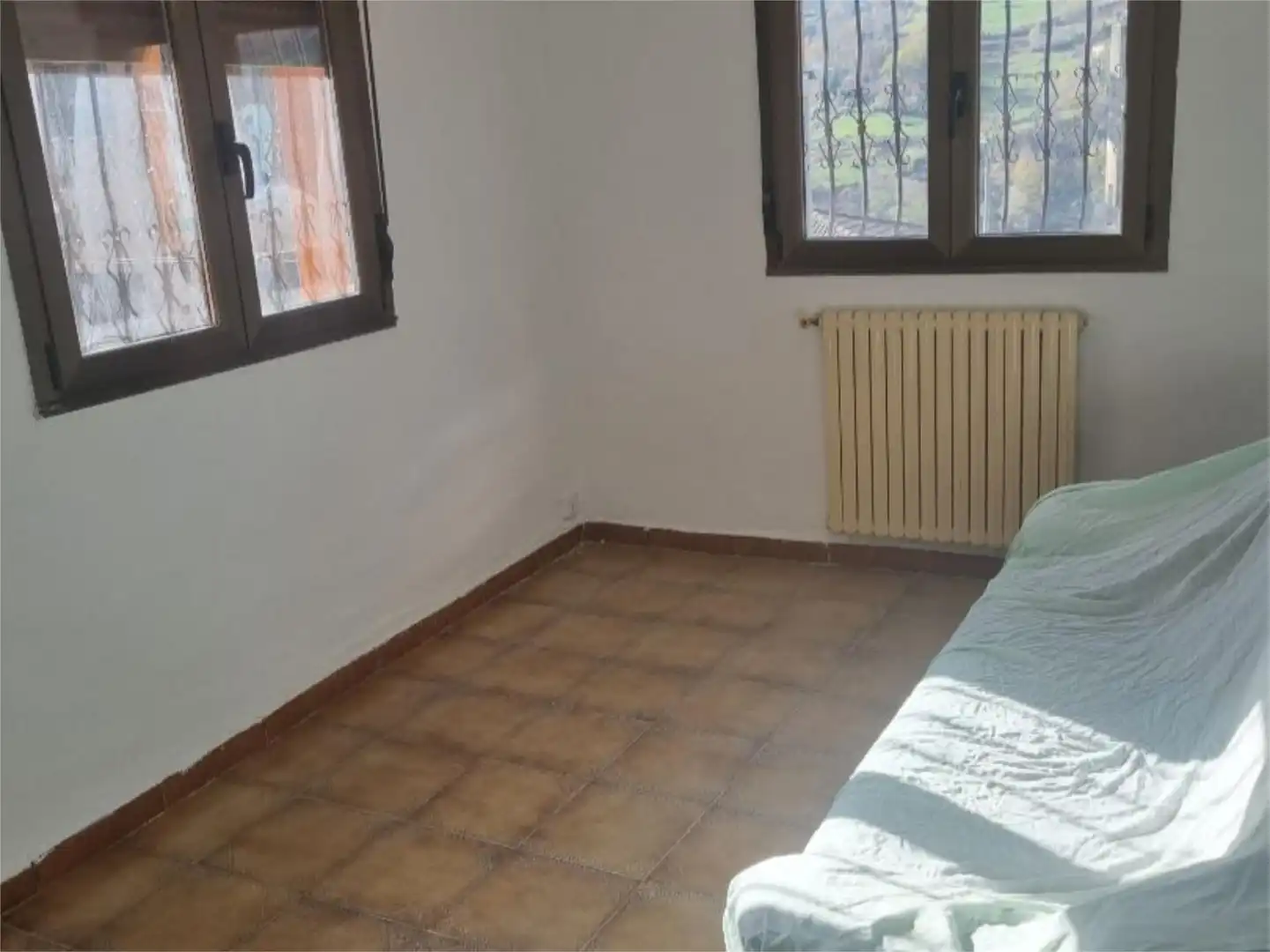 Casa adosada en venta en Calle Bo. Cuarteles Viejos de Sta. Isabel, 30, Aller Habitación de Casa adosada en venta en Aller con Terraza