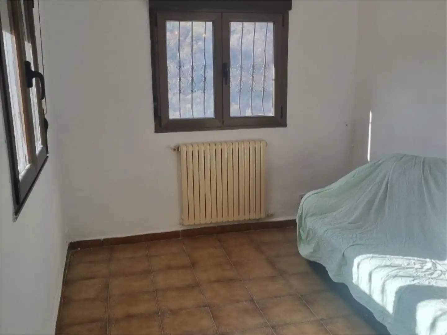 Casa adosada en venta en Calle Bo. Cuarteles Viejos de Sta. Isabel, 30, Aller Habitación de Casa adosada en venta en Aller con Terraza