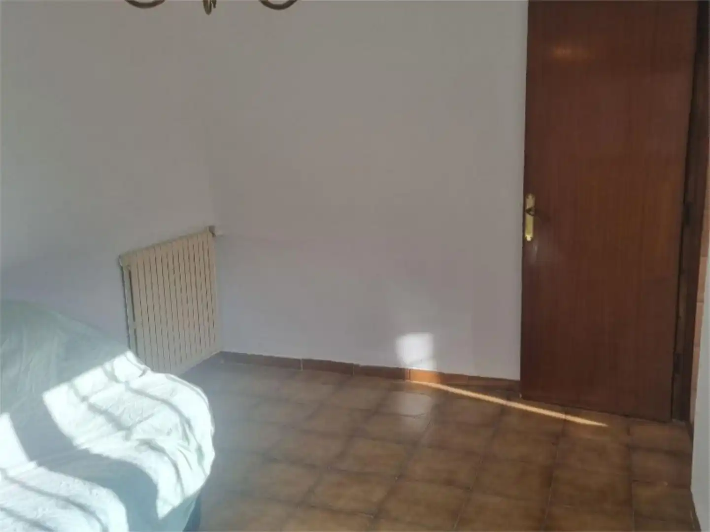 Casa adosada en venta en Calle Bo. Cuarteles Viejos de Sta. Isabel, 30, Aller Habitación de Casa adosada en venta en Aller con Terraza