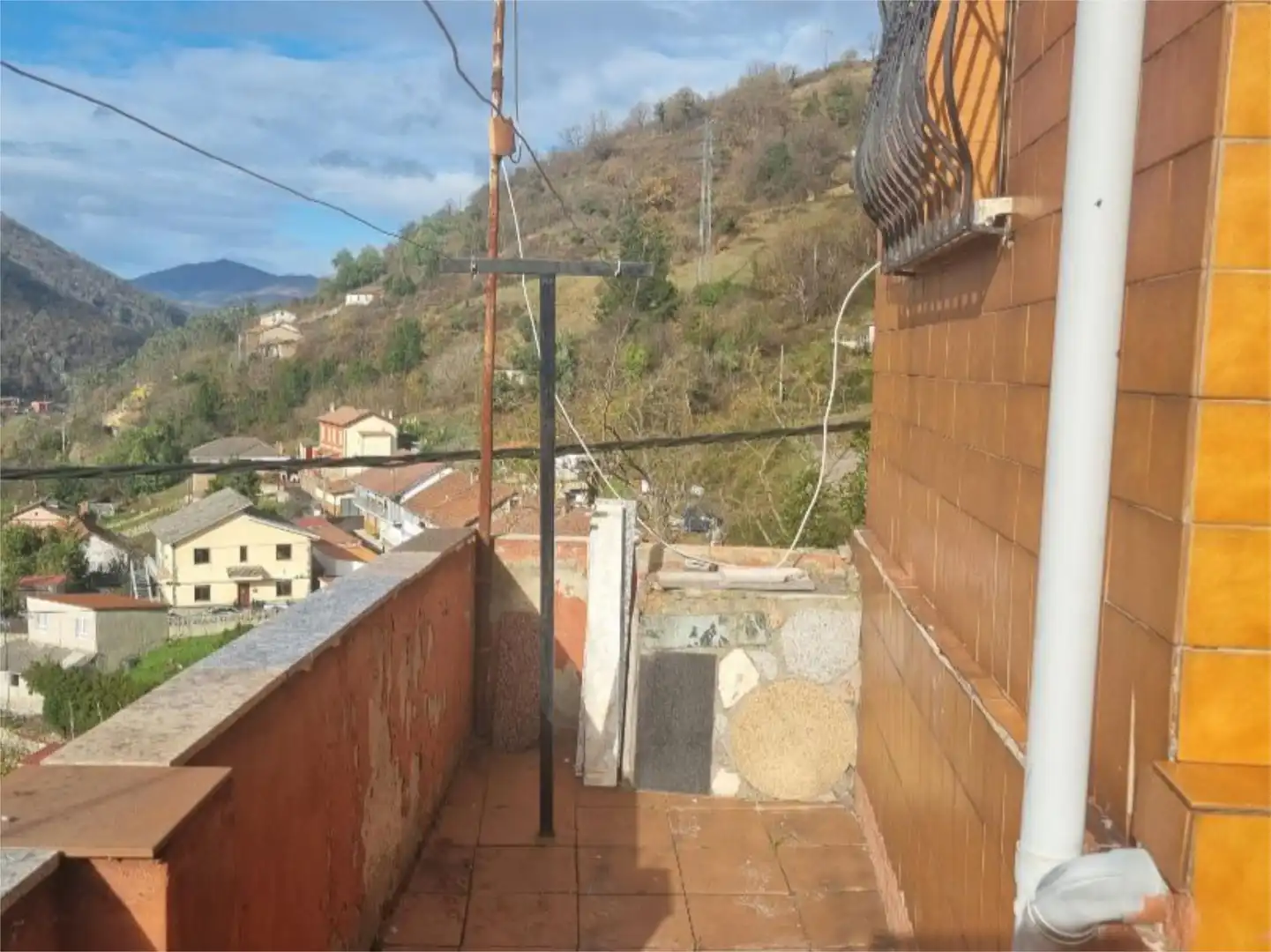 Casa adosada en venta en Calle Bo. Cuarteles Viejos de Sta. Isabel, 30, Aller Terraza de Casa adosada en venta en Aller con Terraza