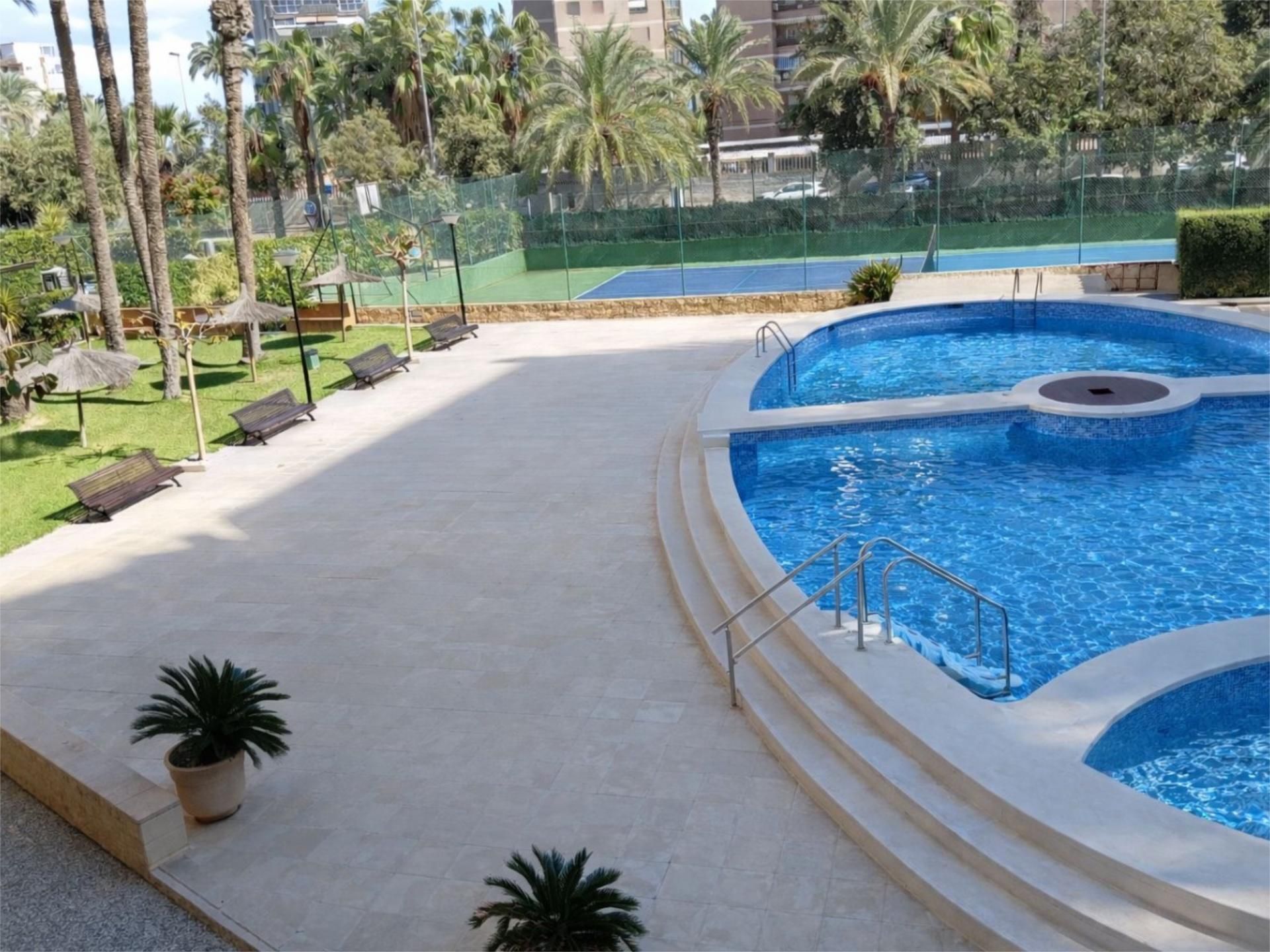 Piscina de Piso en venta en Alicante / Alacant con Terraza, Piscina y Balcón
