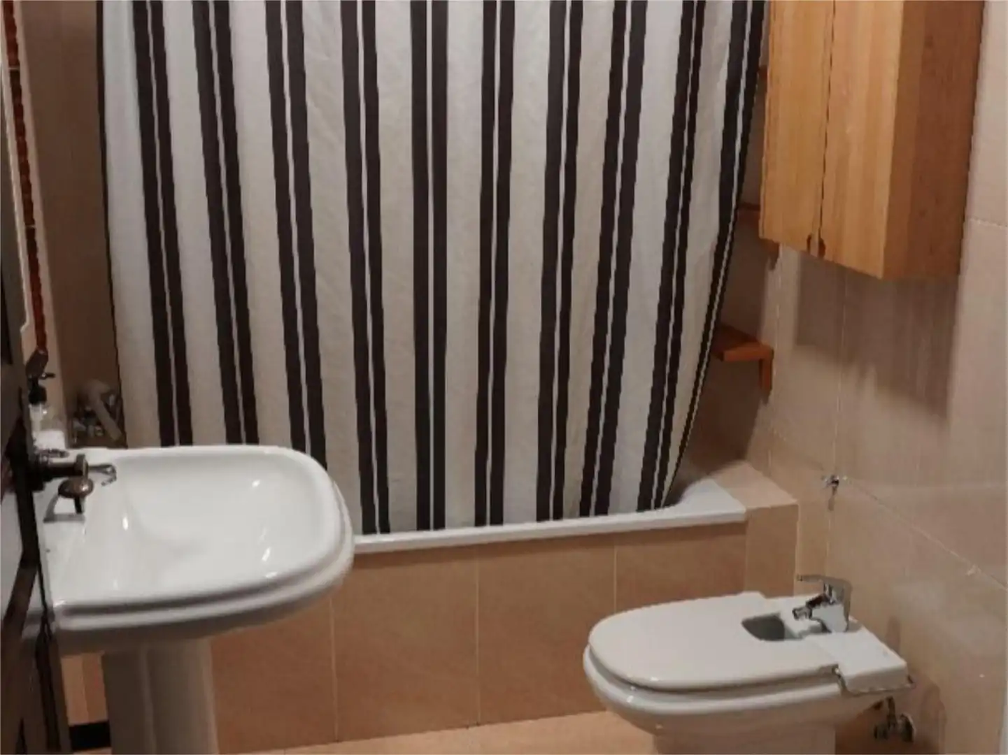 Flat for rent in Calle Acera de San Ildefonso, 12, San Ildefonso Bathroom of Flat for rent in Granada with Air Conditioner, Heating and Terrace