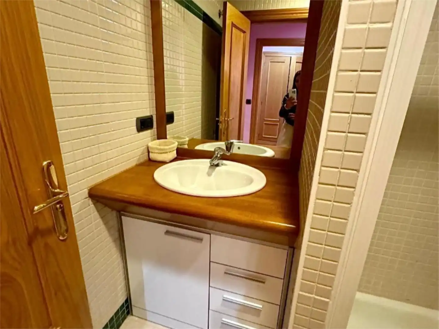 Flat for rent in Plaza de San Lázaro, 13, Plaza de Toros Bathroom of Flat for rent in Granada with Air Conditioner, Heating and Furnished