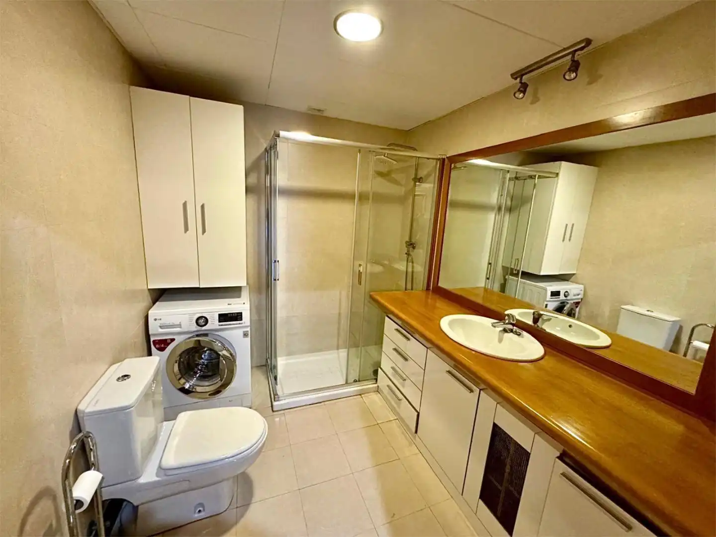 Flat for rent in Plaza de San Lázaro, 13, Plaza de Toros Bathroom of Flat for rent in Granada with Air Conditioner, Heating and Furnished