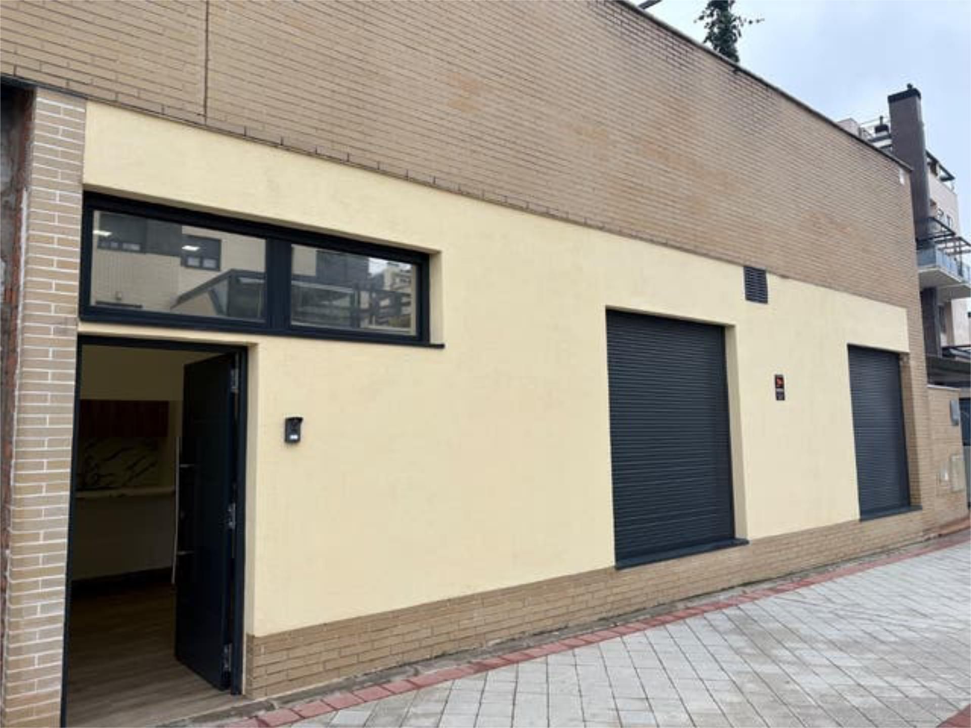 Exterior view of Premises for rent in Fuenlabrada  with Air Conditioner