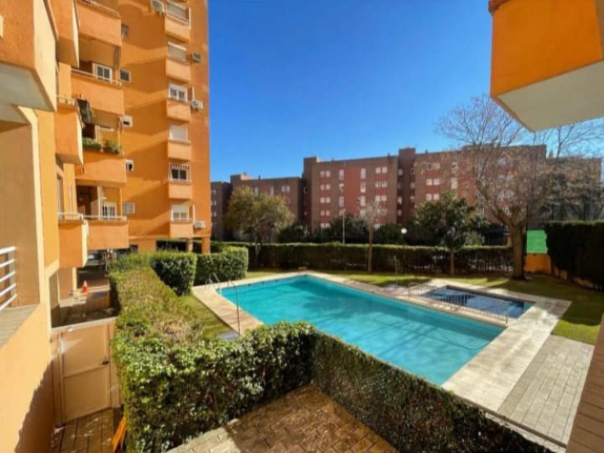 Piscina de Pis de lloguer en Tomares amb Piscina, Moblat i Balcó