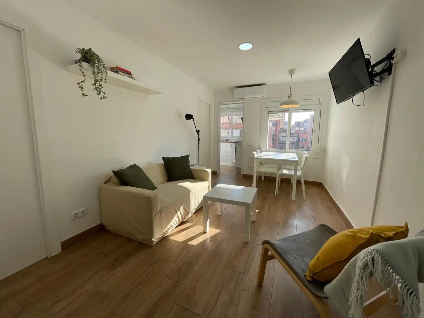 Pis en venda a Carrer Mas, 105, Collblanc Sala d'estar de Pis en venda en L'Hospitalet de Llobregat amb Aire condicionat i Balcó