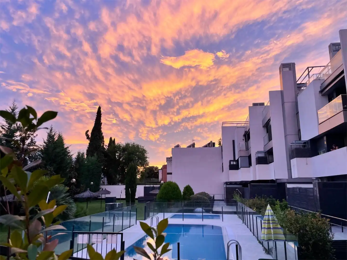 Außenansicht von Wohnung zum Verkauf in Madrid mit Klimaanlage, Heizung und Privatgarten