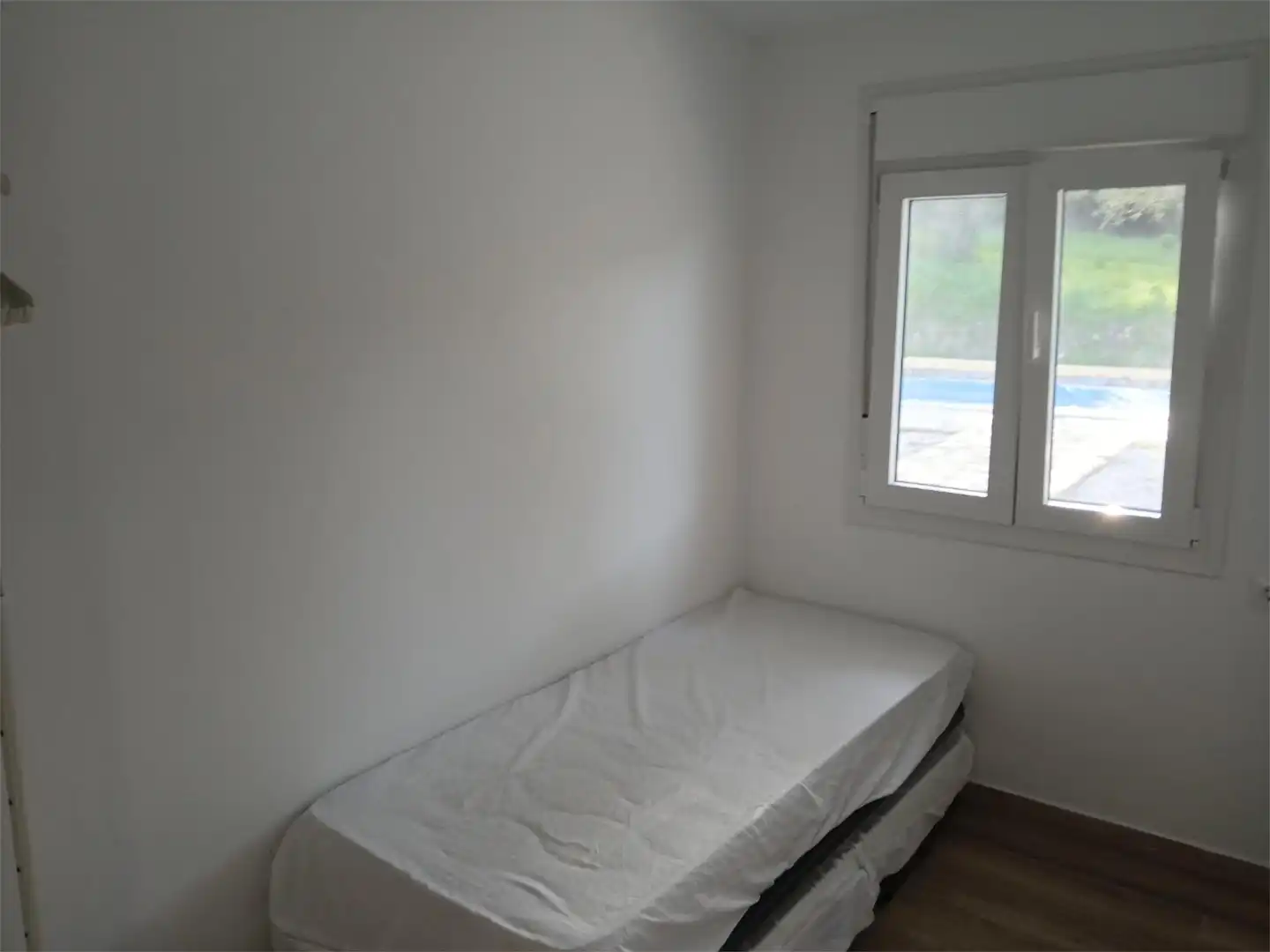 Apartament de lloguer a Urbanizacion Residencial Cerro Mulera, 89, Ubrique Dormitori de Apartament de lloguer en Ubrique amb Jardí privat, Piscina i Moblat