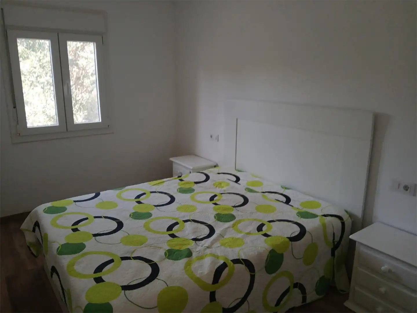Apartament de lloguer a Urbanizacion Residencial Cerro Mulera, 89, Ubrique Dormitori de Apartament de lloguer en Ubrique amb Jardí privat, Piscina i Moblat