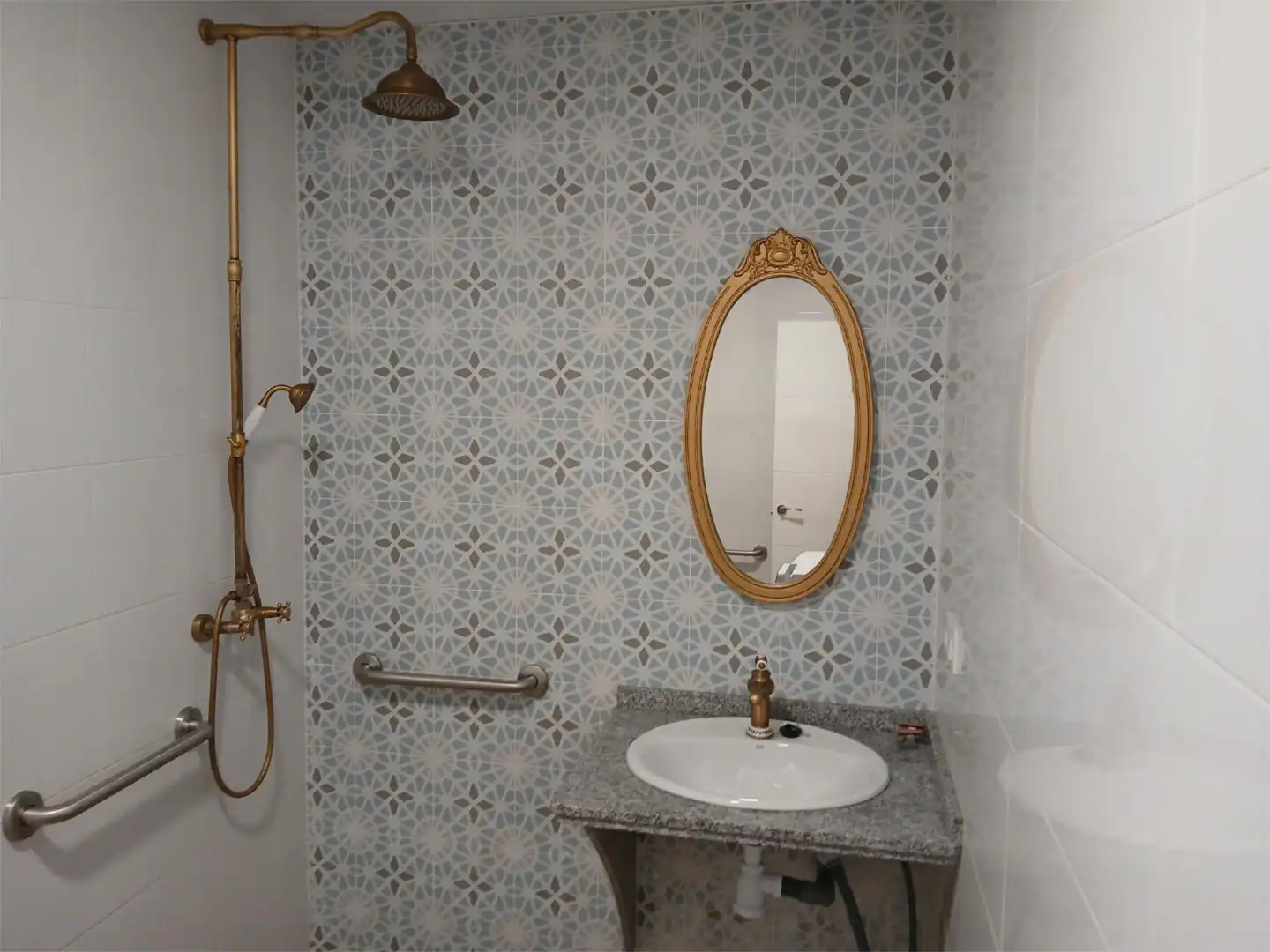 Apartament de lloguer a Urbanizacion Residencial Cerro Mulera, 89, Ubrique Bany de Apartament de lloguer en Ubrique amb Jardí privat, Piscina i Moblat