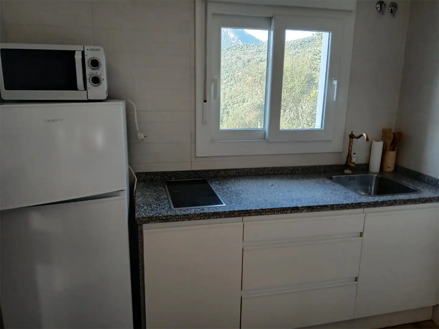 Apartament de lloguer a Urbanizacion Residencial Cerro Mulera, 89, Ubrique Cuina de Apartament de lloguer en Ubrique amb Jardí privat, Piscina i Moblat