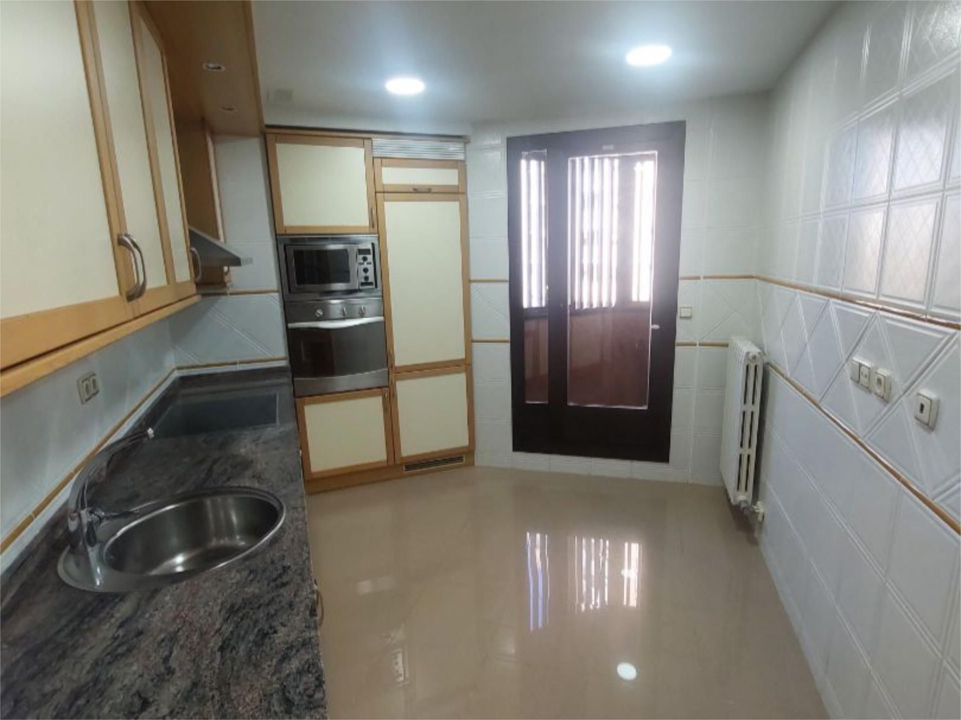 Piso en venta en Calle Teresa de Calcuta, 1, La Bozada – Parque Delicias Cocina de Piso en venta en Zaragoza Capital con Aire acondicionado, Calefacción y Parquet