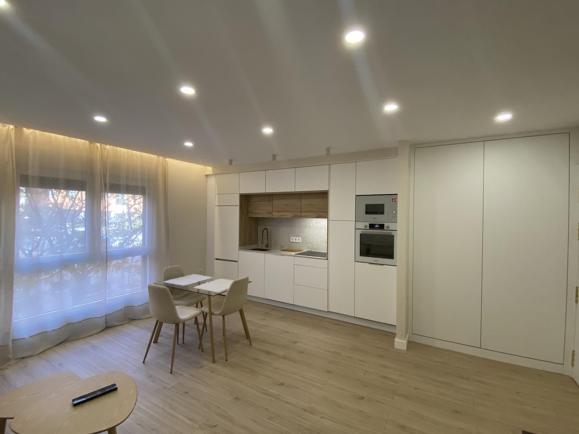 Cocina de Apartamento de alquiler en Cáceres Capital con Aire acondicionado, Calefacción y Jardín privado