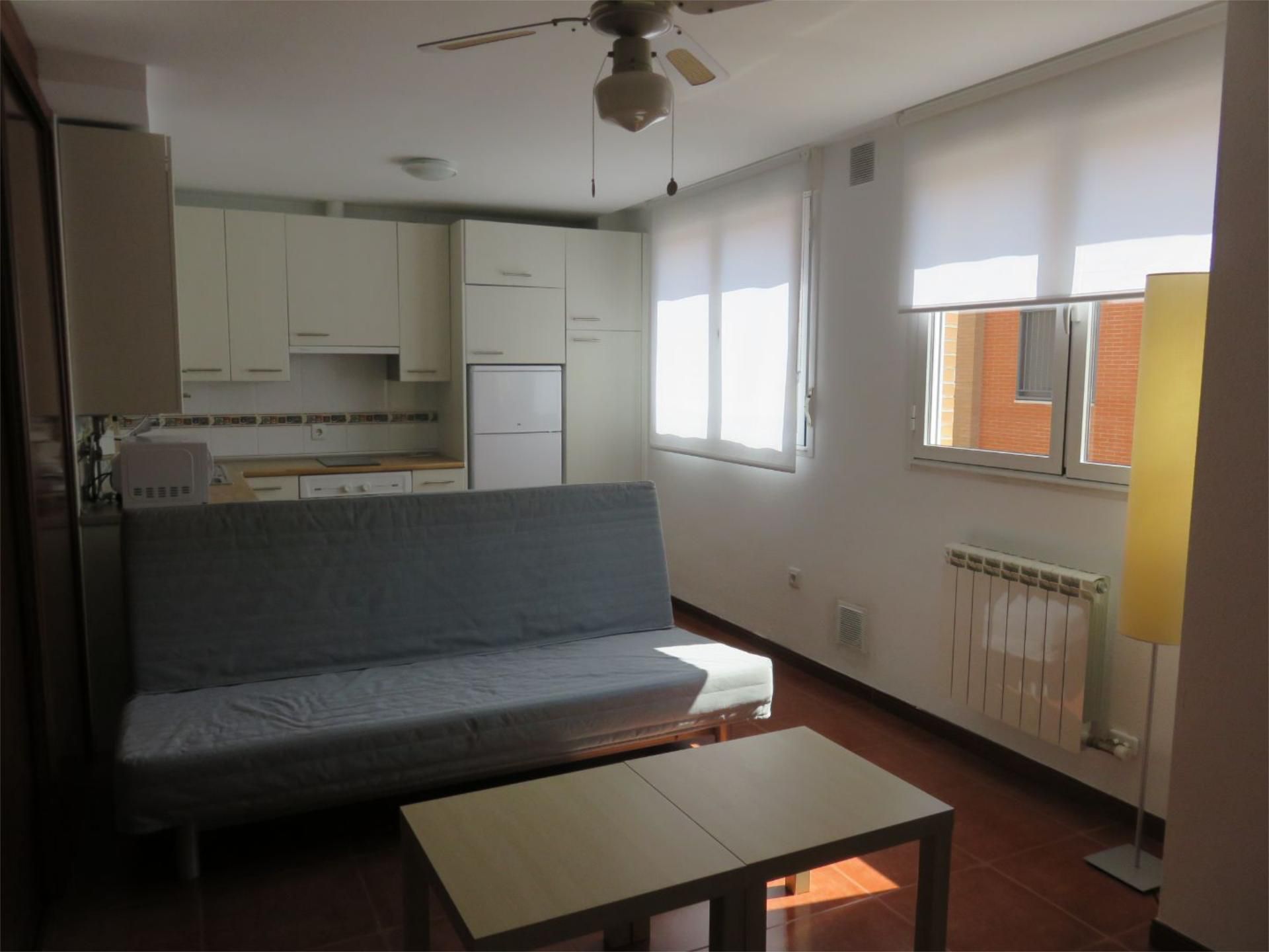 Study for rent in Calle Marismas, 7, Barrio España Living room of Study for rent in Valladolid Capital with Heating, Furnished and Video intercom