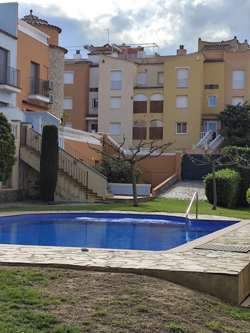 Swimming pool of Single-family semi-detached for sale in Empuriabrava  with Air Conditioner, Heating and Private garden