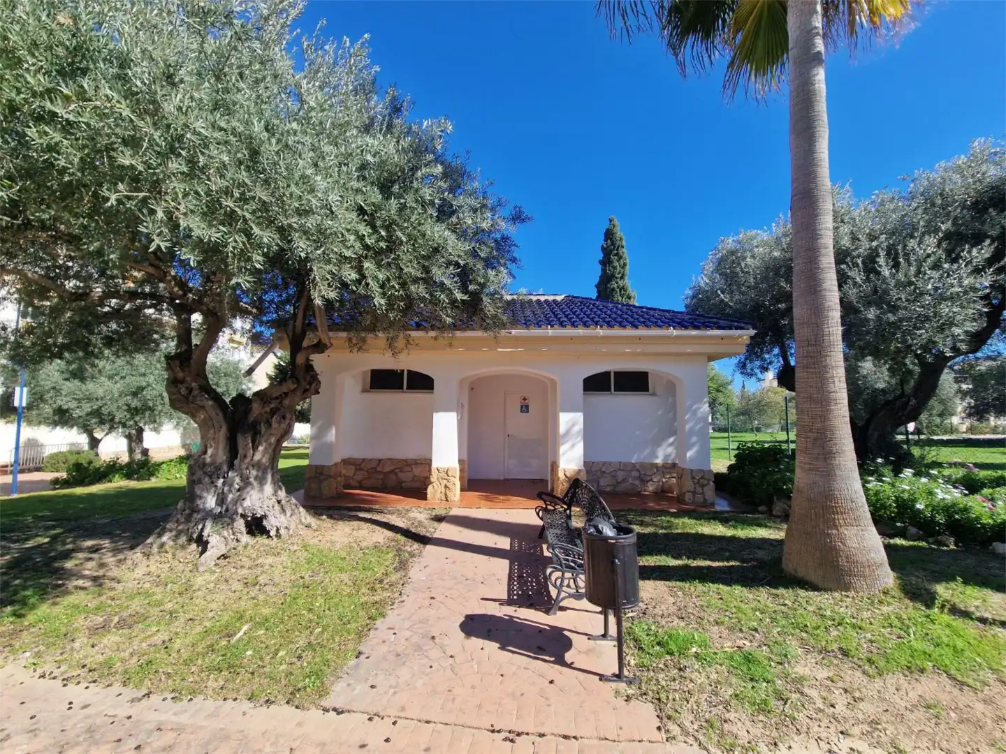 Flat for sale in Calle Mercedes Formica, 4, Cortijo de Maza - Finca Monsalvez - El Olivar Exterior view of Flat for sale in Málaga with Air Conditioner, Terrace and Storage room