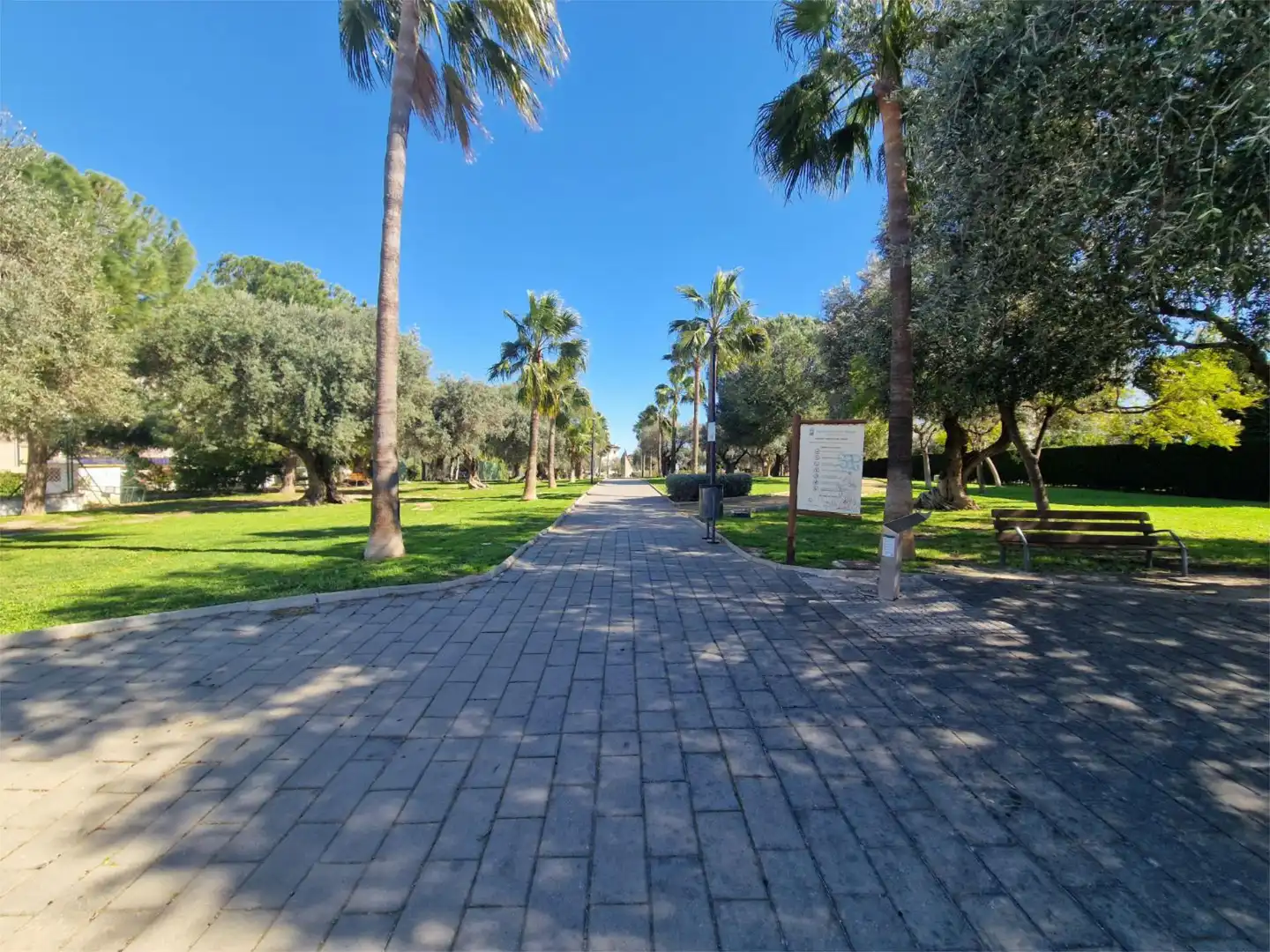 Flat for sale in Calle Mercedes Formica, 4, Cortijo de Maza - Finca Monsalvez - El Olivar Exterior view of Flat for sale in Málaga with Air Conditioner, Terrace and Storage room