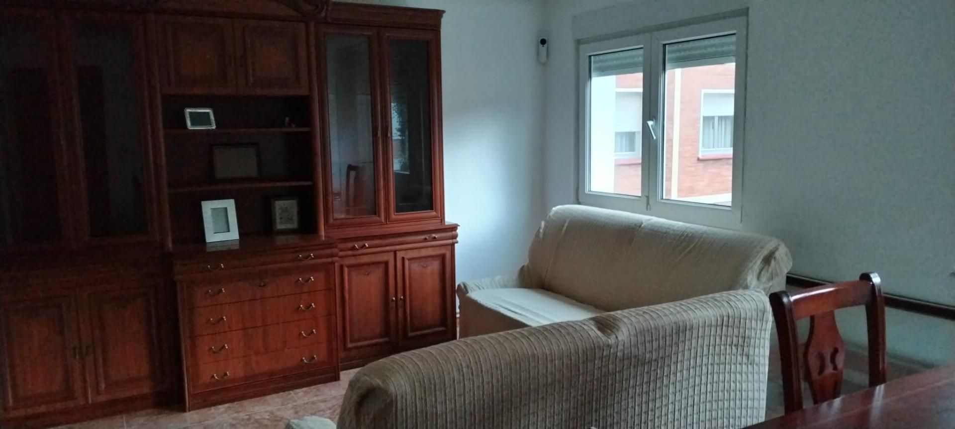 Pis de lloguer a Calle de la Amistad, Versalles Dormitori de Pis de lloguer en Avilés amb Calefacció, Moblat i Forn