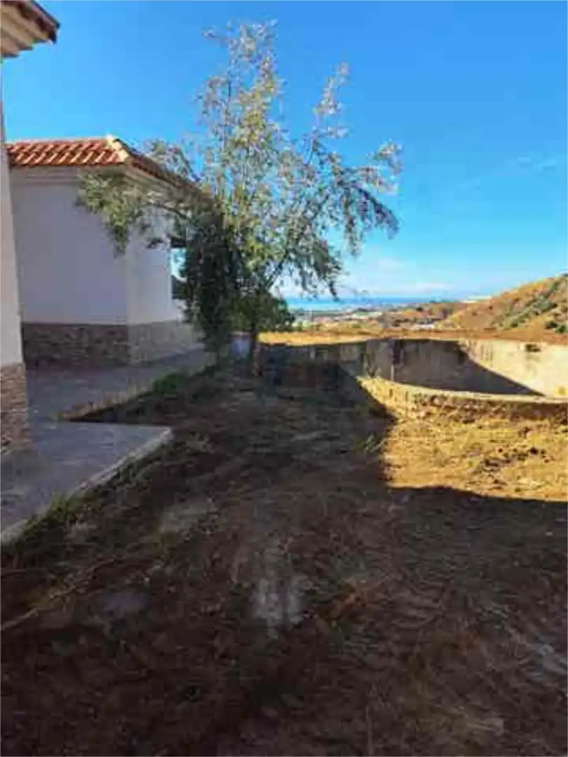 Einfamilien-Reihenhaus zum Verkauf in Sayalonga Einfamilien-Reihenhaus zum Verkauf in Sayalonga