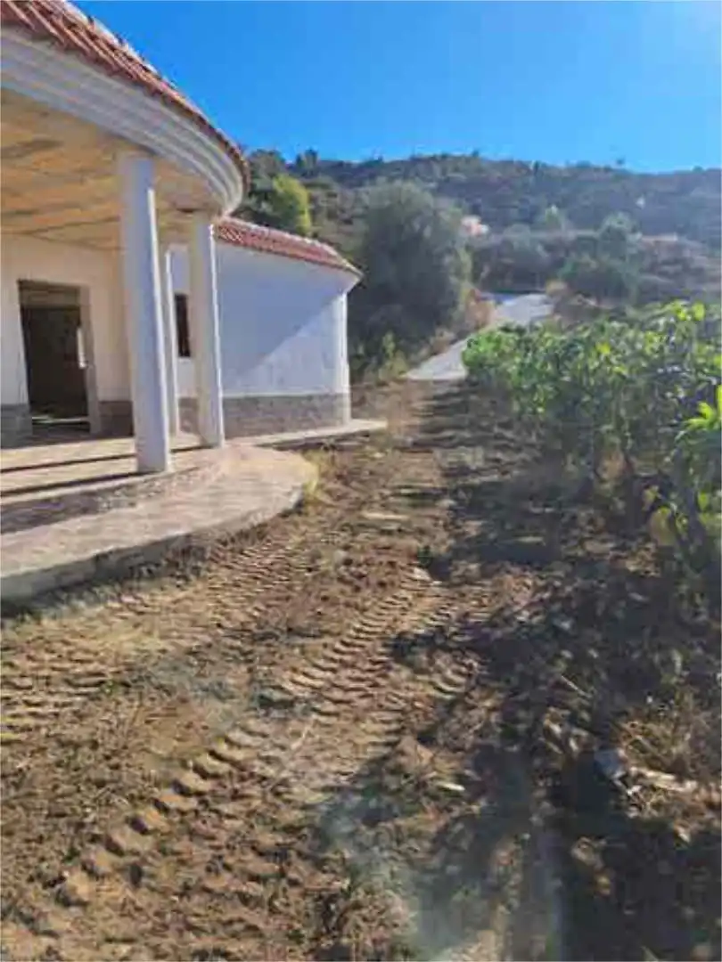 Einfamilien-Reihenhaus zum Verkauf in Sayalonga Außenansicht von Einfamilien-Reihenhaus zum Verkauf in Sayalonga