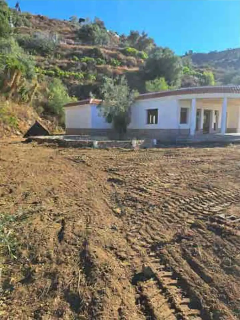 Einfamilien-Reihenhaus zum Verkauf in Sayalonga Einfamilien-Reihenhaus zum Verkauf in Sayalonga