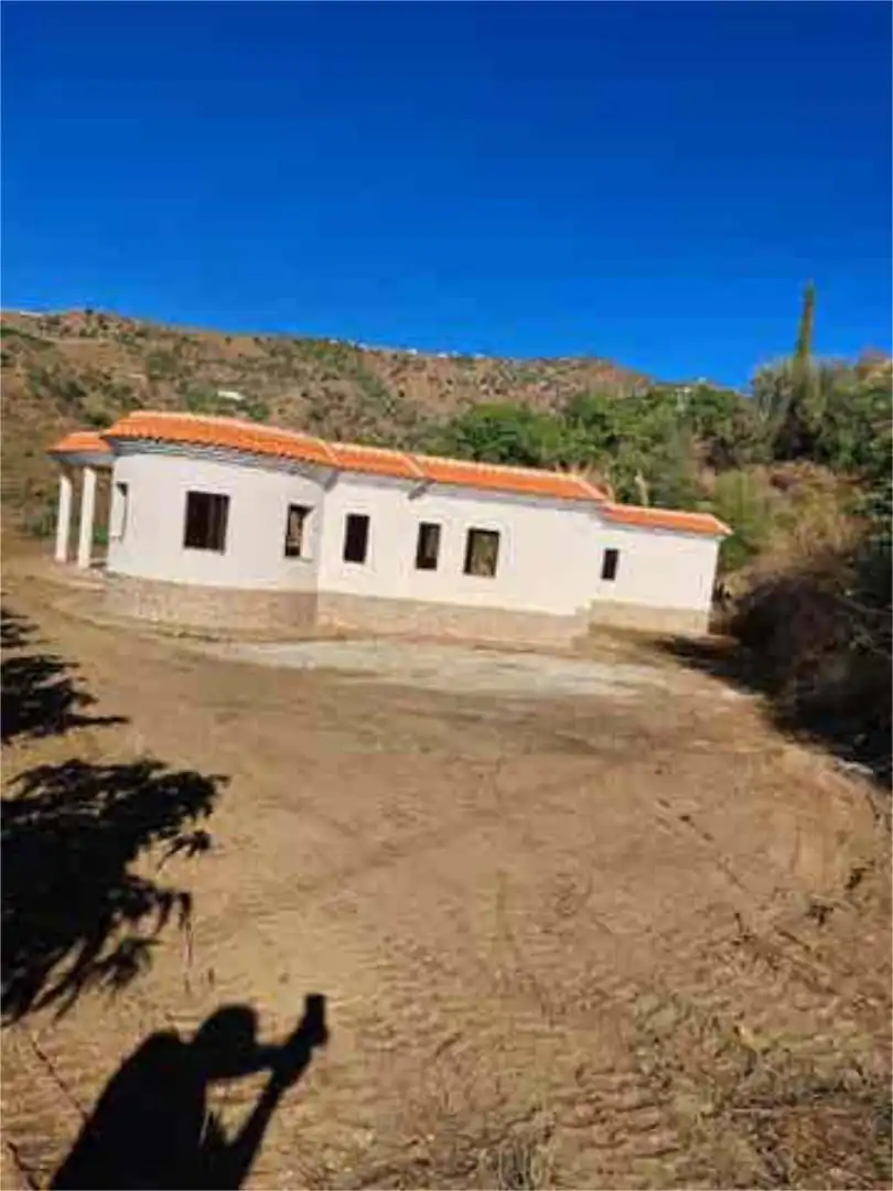 Einfamilien-Reihenhaus zum Verkauf in Sayalonga Außenansicht von Einfamilien-Reihenhaus zum Verkauf in Sayalonga