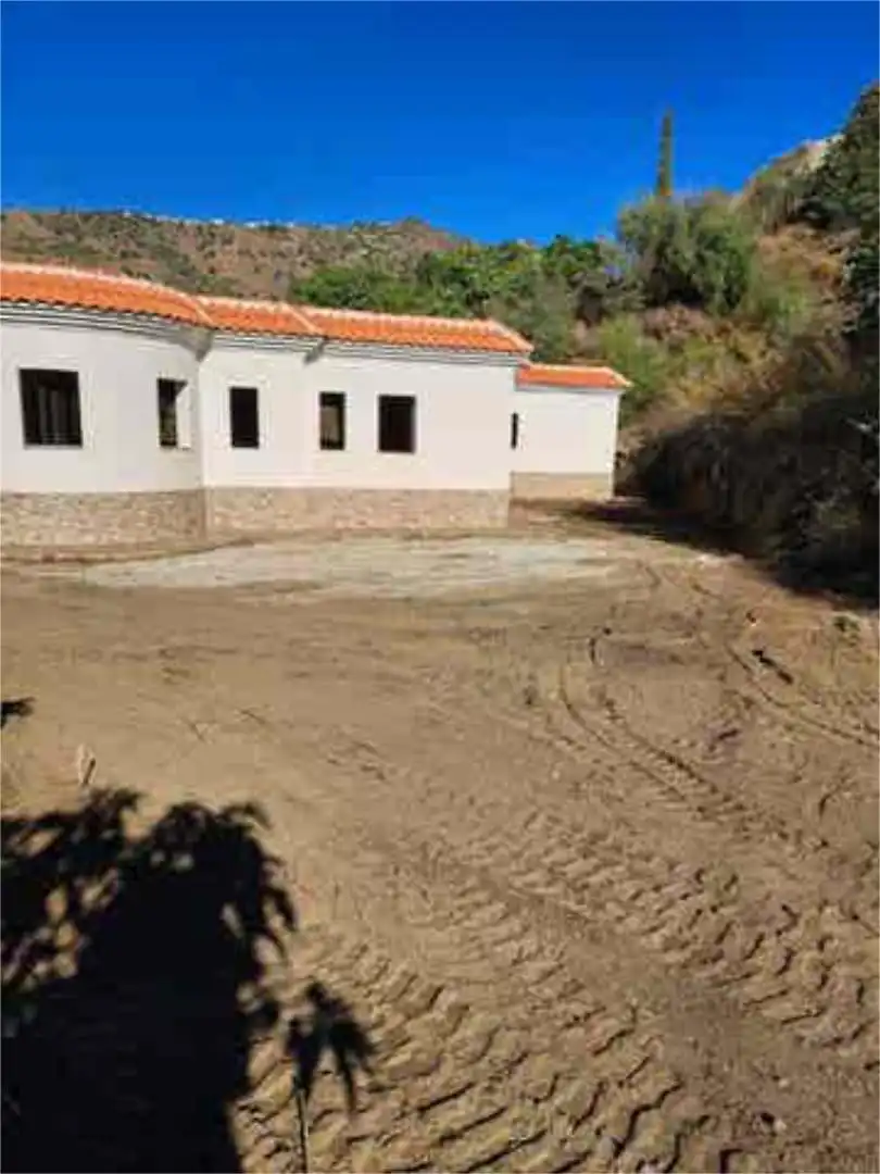 Einfamilien-Reihenhaus zum Verkauf in Sayalonga Einfamilien-Reihenhaus zum Verkauf in Sayalonga