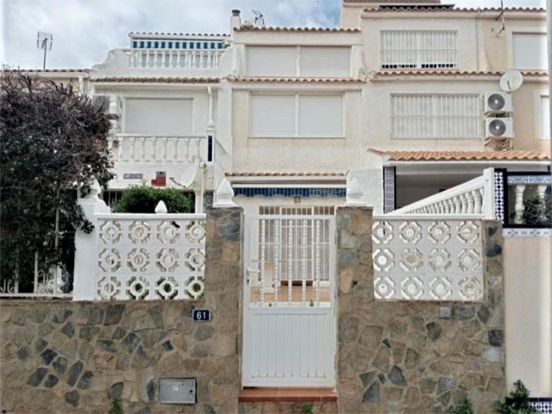 Casa adosada en venta en Calle los Rosales, 76, La Zenia Vista exterior de Casa adosada en venta en Orihuela con Terraza, Trastero y Amueblado