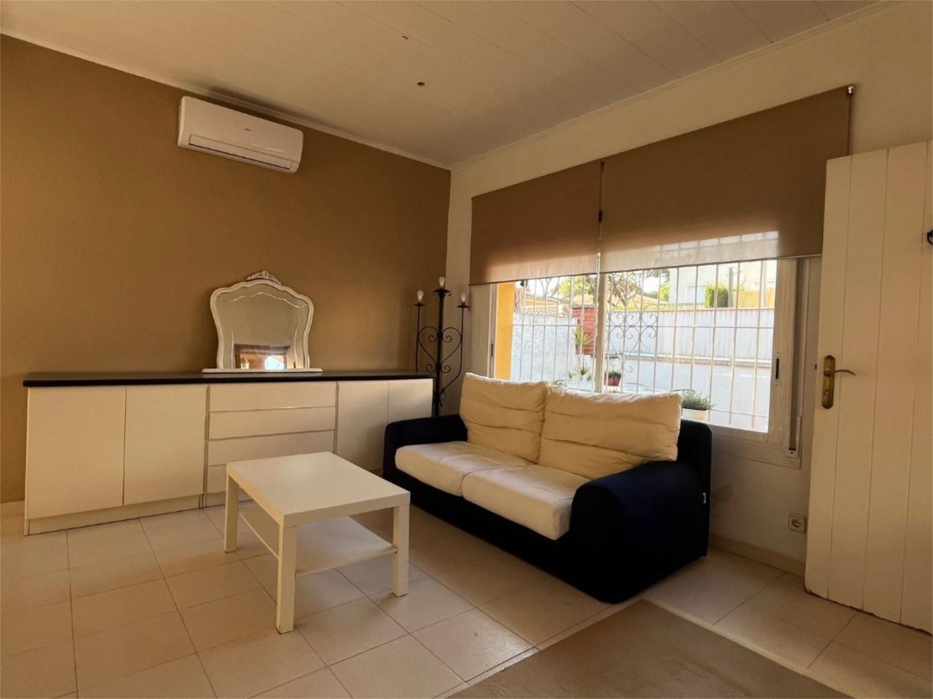 Sala d'estar de Casa o xalet de lloguer en Castelldefels amb Aire condicionat i Terrassa