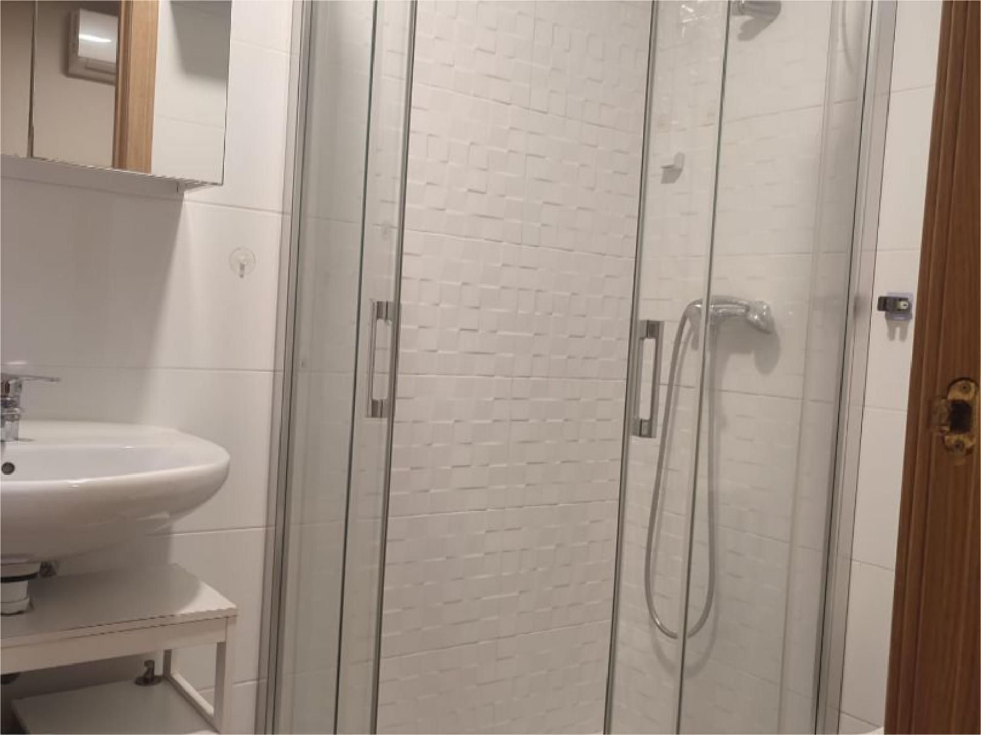 Bathroom of Flat for rent in Vigo   with Air Conditioner, Heating and Parquet flooring