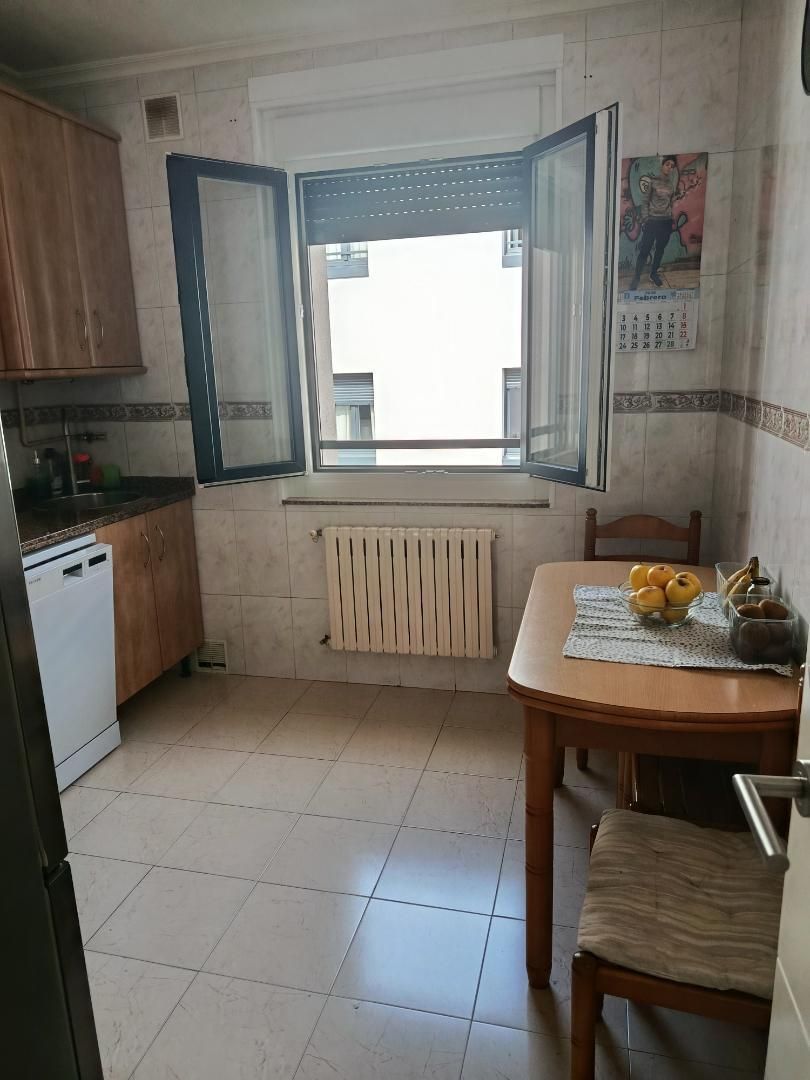 Cuina de Pis en venda en Oviedo  amb Calefacció, Traster i Moblat