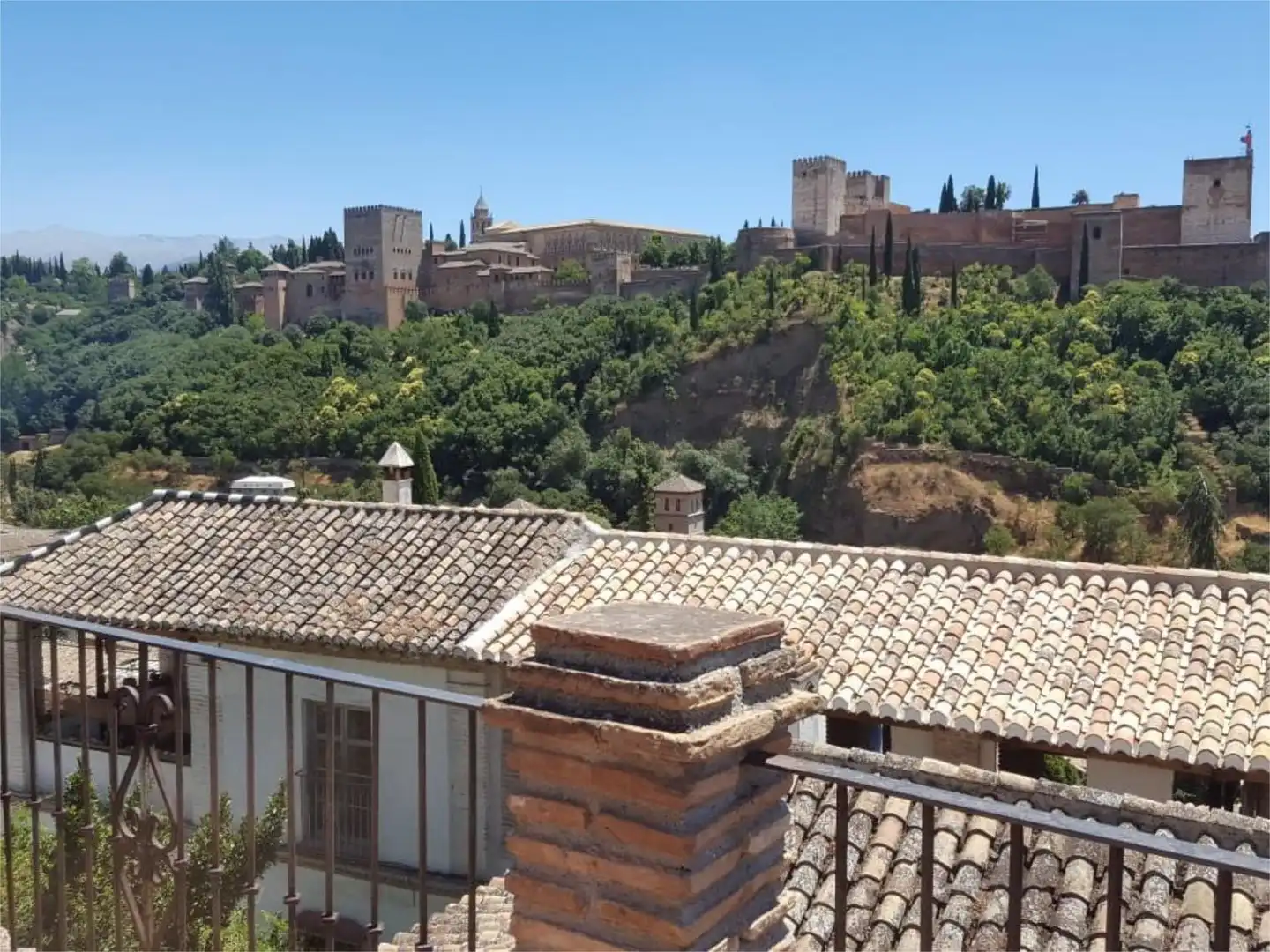 Vista exterior de Casa adosada para compartir en Granada con Aire acondicionado, Calefacción y Jardín privado