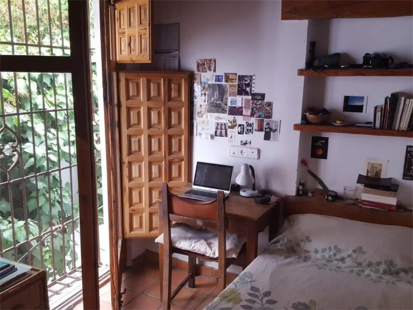 Habitación de Casa adosada para compartir en Granada con Aire acondicionado, Calefacción y Jardín privado