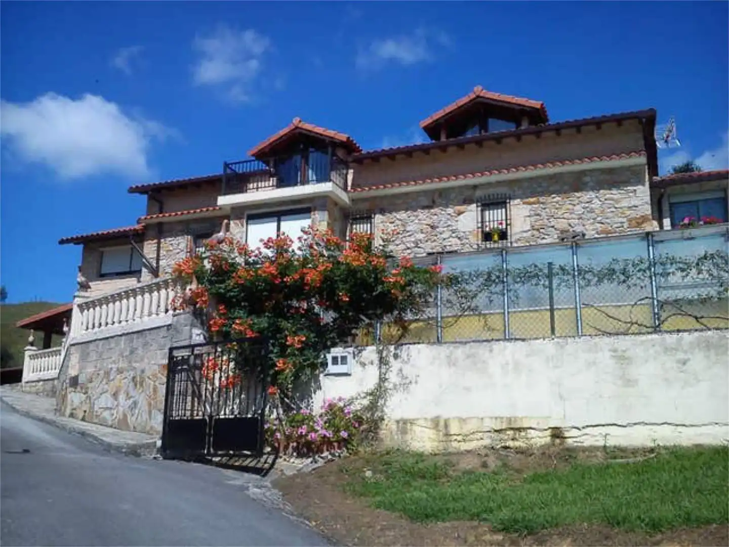Vista exterior de Casa o xalet en venda en Liérganes amb Calefacció, Jardí privat i Terrassa