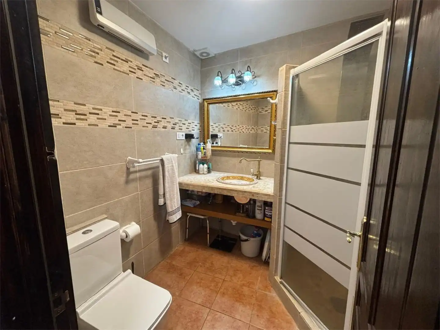 Badezimmer von Wohnung zum Verkauf in Carrión de los Céspedes mit Klimaanlage, Heizung und Privatgarten