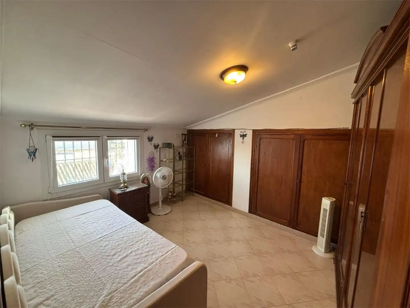 Schlafzimmer von Wohnung zum Verkauf in Carrión de los Céspedes mit Klimaanlage, Heizung und Privatgarten
