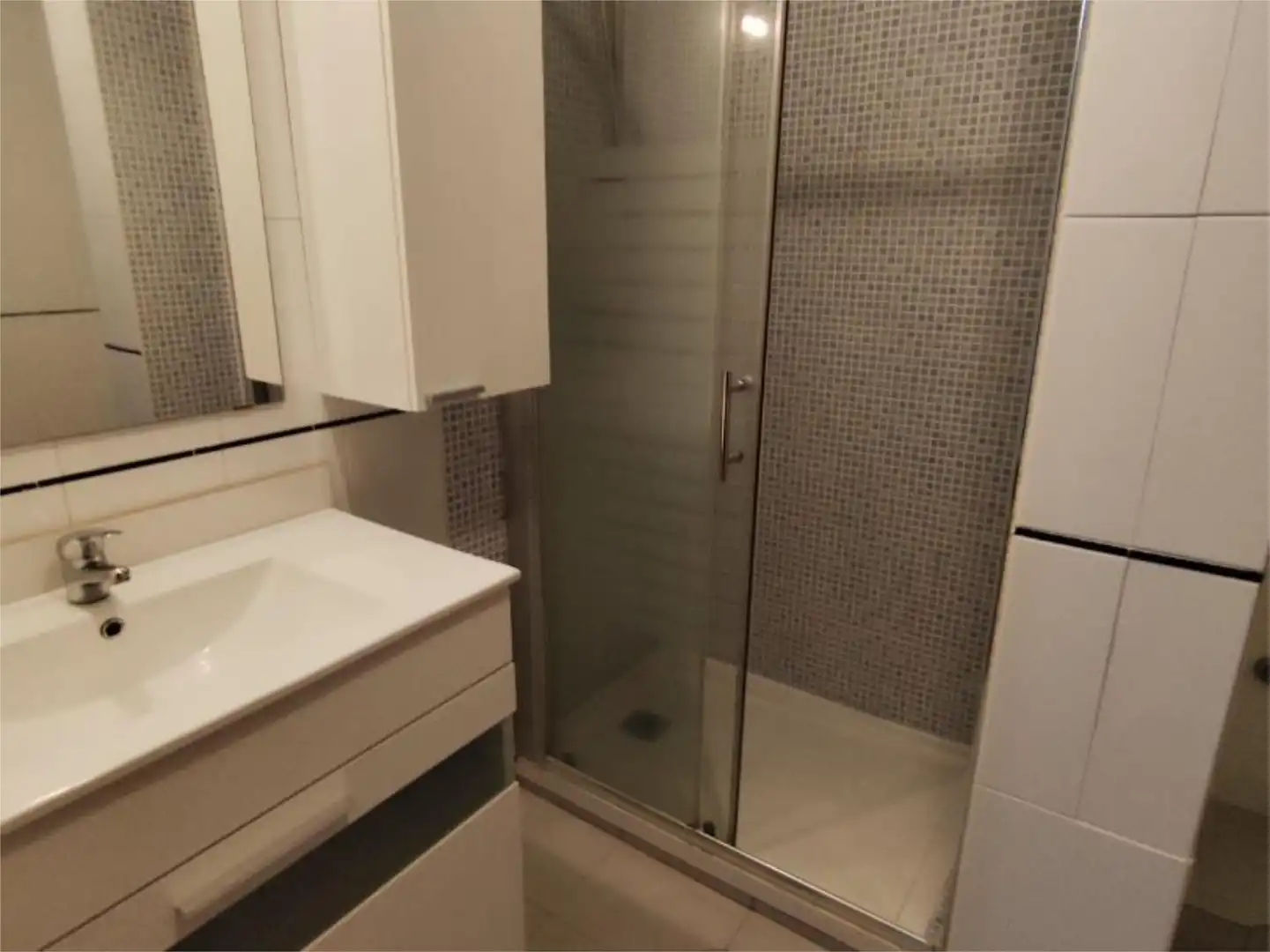 Piso en venta en Avenida Casanova de Eirís, 27, Los Castros - Castrillón Baño de Piso en venta en A Coruña Capital con Calefacción, Parquet y Amueblado