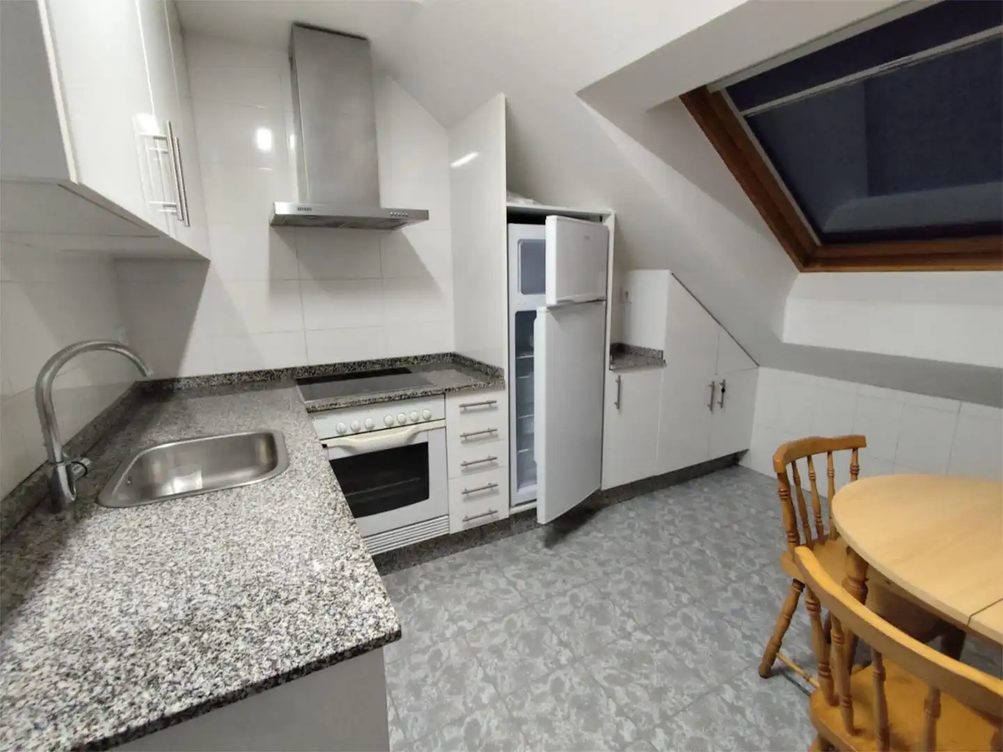 Piso en venta en Avenida Casanova de Eirís, 27, Los Castros - Castrillón Cocina de Piso en venta en A Coruña Capital con Calefacción, Parquet y Amueblado
