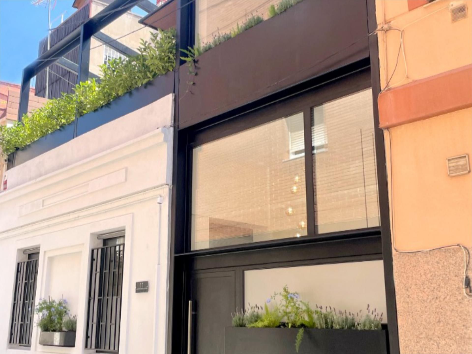 Casa adosada en venda a Carrer Velázquez, 11, Centre Vista exterior de Casa adosada en venda en Cornellà de Llobregat amb Aire condicionat, Calefacció i Parquet