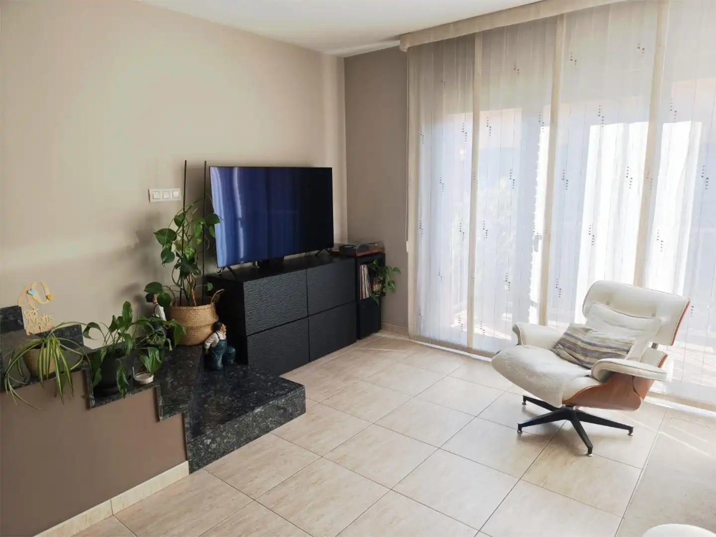 Casa adosada en venta en Carrer de Rector de Vallfogona, 51, Estadi - Santa Anna Sala de estar de Casa adosada en venta en Vic con Calefacción, Terraza y Balcón
