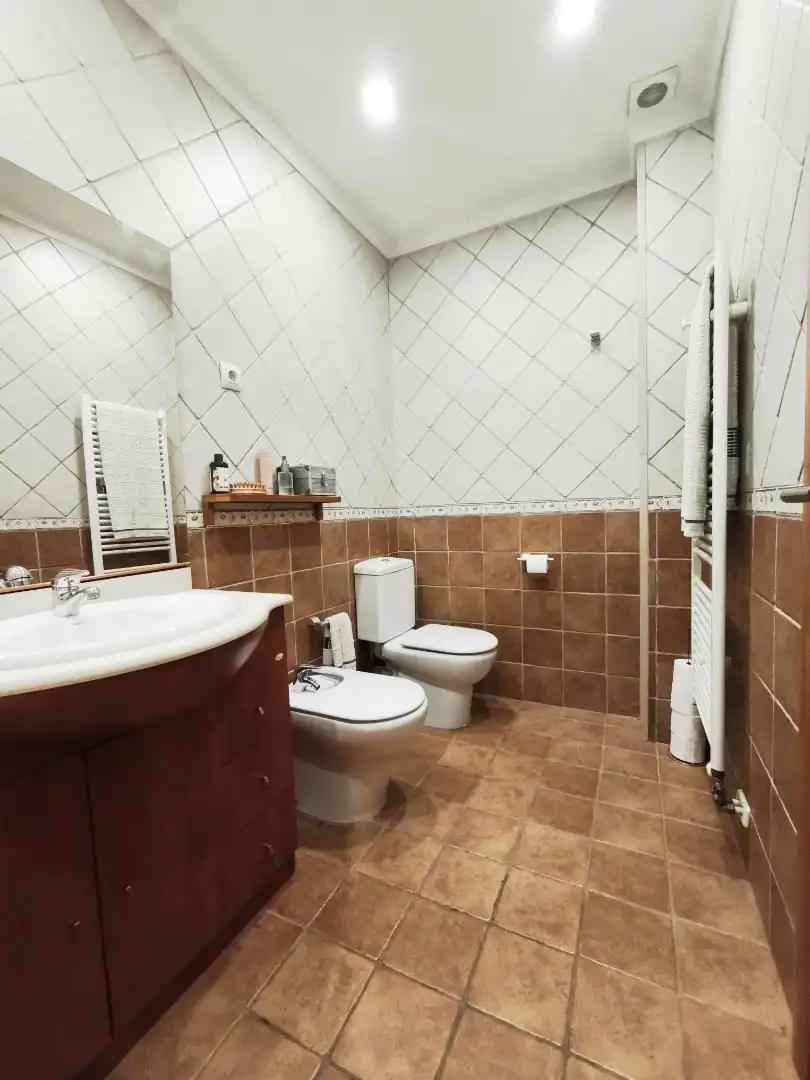 Casa adosada en venta en Carrer de Rector de Vallfogona, 51, Estadi - Santa Anna Baño de Casa adosada en venta en Vic con Calefacción, Terraza y Balcón
