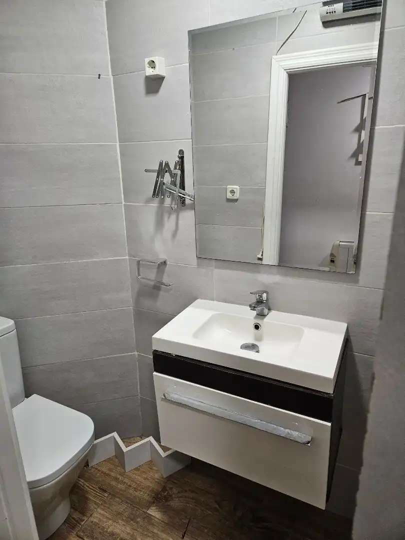 Badezimmer von Wohnung zum Verkauf in Barrado mit Heizung, Parkett und Möbliert