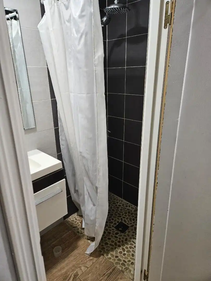 Badezimmer von Wohnung zum Verkauf in Barrado mit Heizung, Parkett und Möbliert
