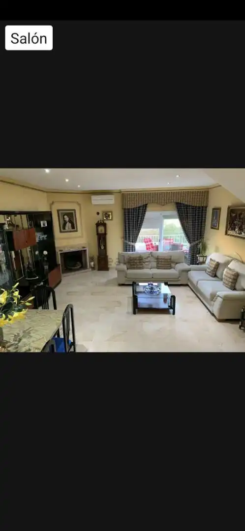 Sala d'estar de Casa adosada en venda en Benalmádena amb Aire condicionat, Terrassa i Balcó