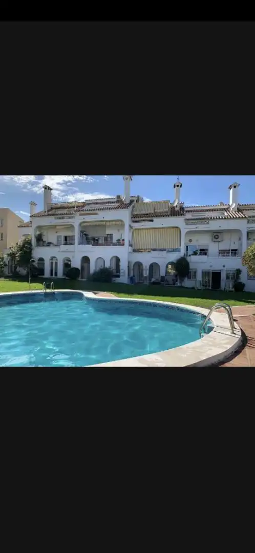 Piscina de Casa adosada en venda en Benalmádena amb Aire condicionat, Terrassa i Balcó