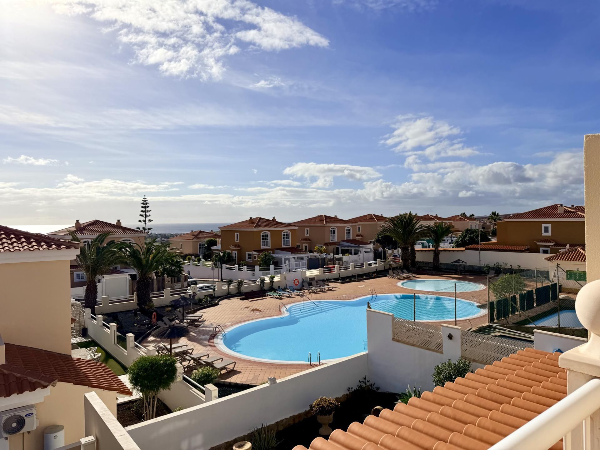 Außenansicht von Maisonette zum Verkauf in Antigua mit Terrasse, Schwimmbad und Balkon