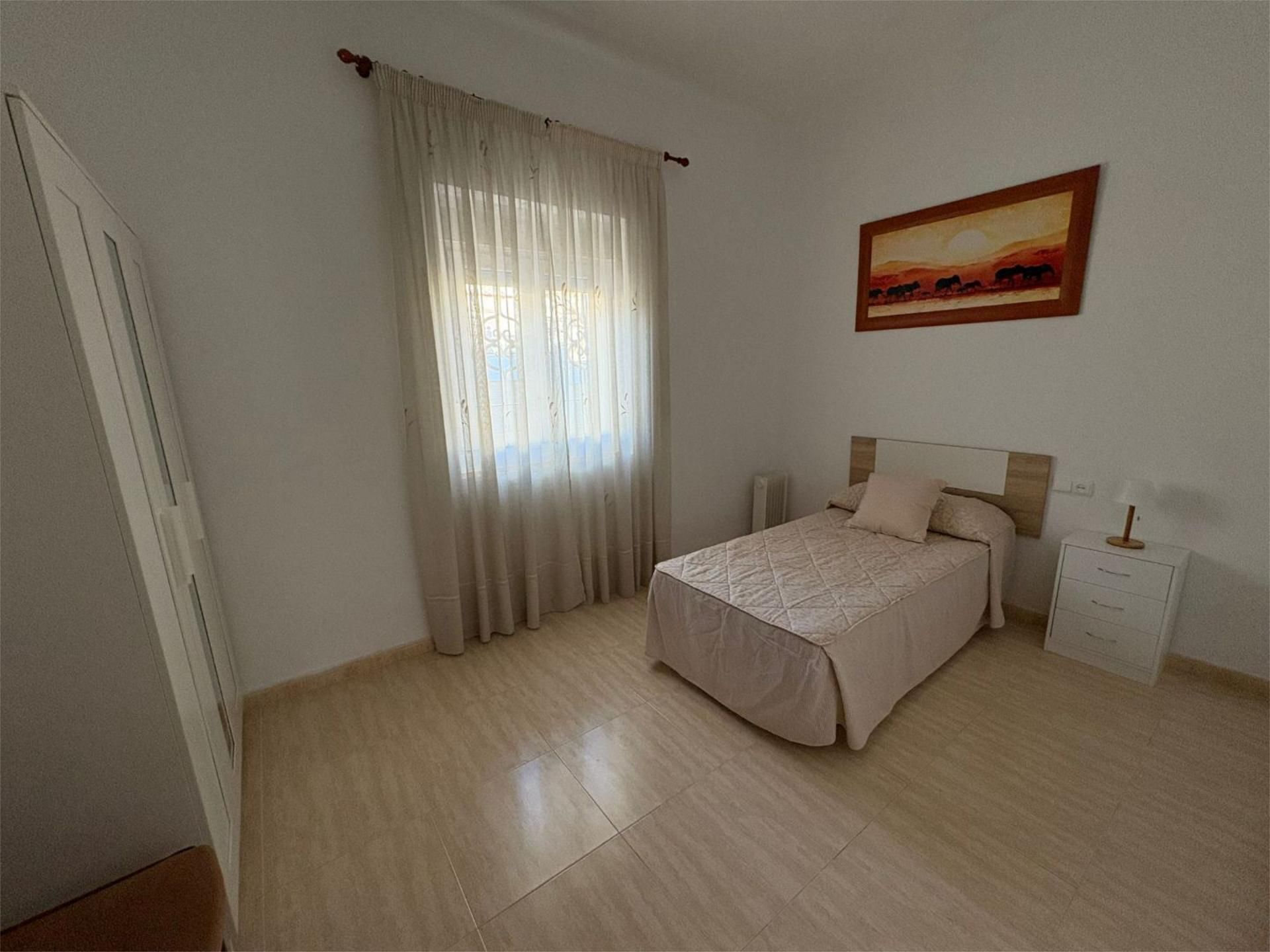 Habitación de Piso para compartir en Ronda con Calefacción, Trastero y Amueblado