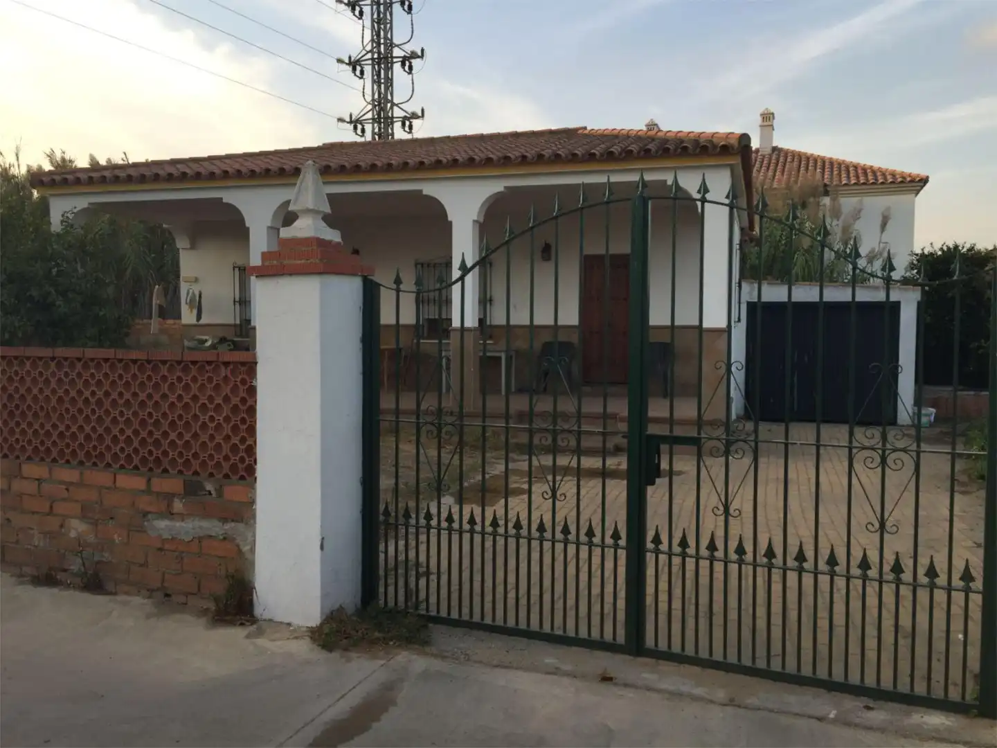 Casa o xalet en venda a Calle Cabo de Rocas, 12, El Rinconcillo Vista exterior de Casa o xalet en venda en Algeciras amb Terrassa, Traster i Moblat