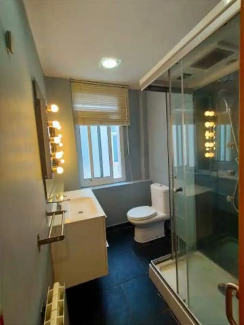 Ático en venta en Barrio de Delicias Baño de Ático en venta en Zaragoza con Calefacción y Terraza
